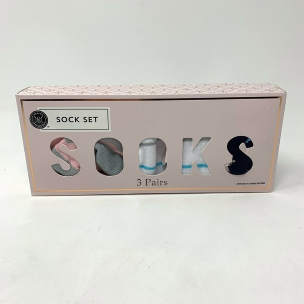 🎁 NIB! Modern Expressions 3 Soft Sock Gift Set!